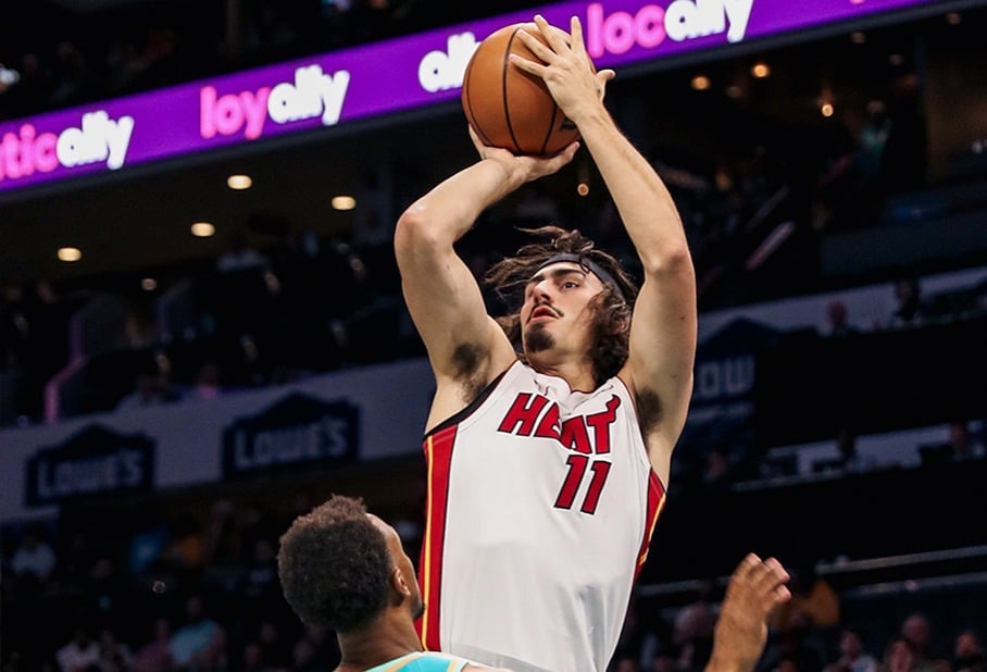 JAIME JÁQUEZ JR, JUGADOR MEXICANO DEL HEAT, ANOTA ANTE LOS HORNETS