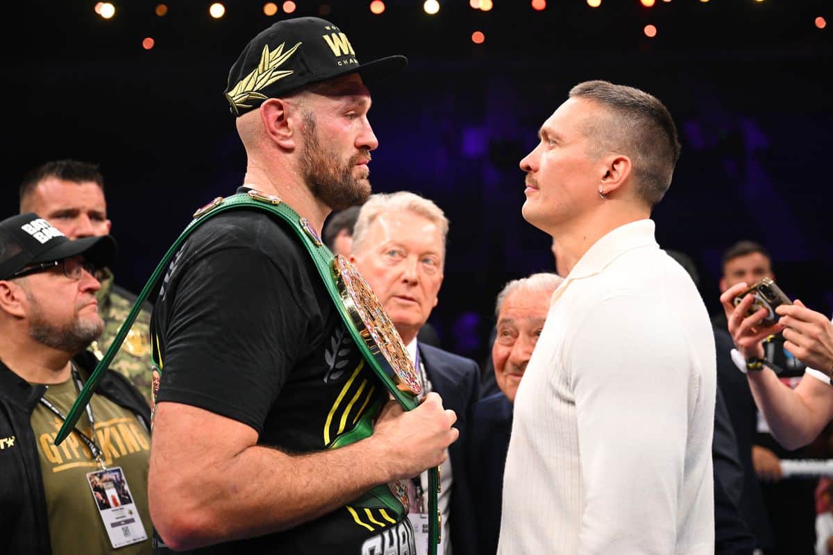 TYSON FURY A LA IZQUIERDA Y OLEKSANDR USYK A LA DERECHA, CARA A CARA TRAS EL COMBATE DE FURY ANTE FRANCIS NGANNOU