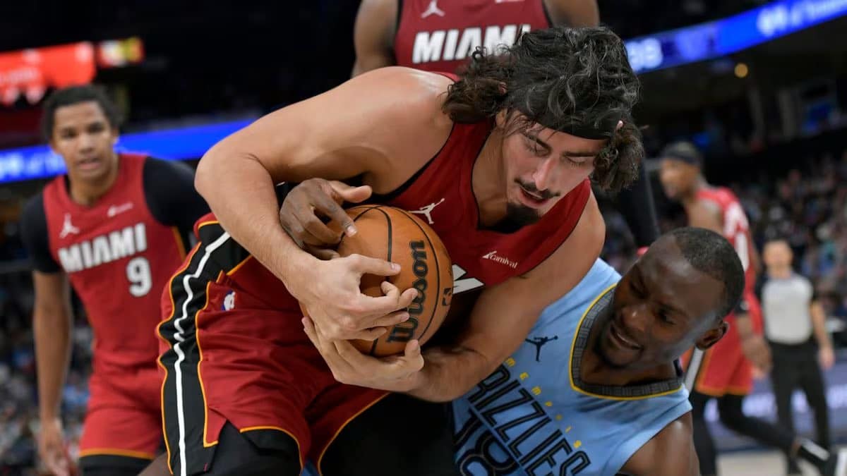 JAIME JÁQUEZ JR PELEA POR UNA PELOTA ANTE BISMACK BIYOMBO DE LOS GRIZZLIES