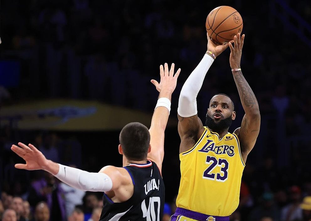 LEBRON JAMES DE LOS LAKERS HACE UN LANZAMIENTO A CANASTA ANTE LOS CLIPPERS