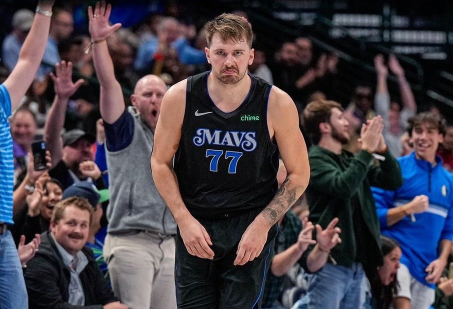 LUKA DONCIC CELEBRA UNA ANOTACIÓN CON LOS DALLAS MAVERICKS