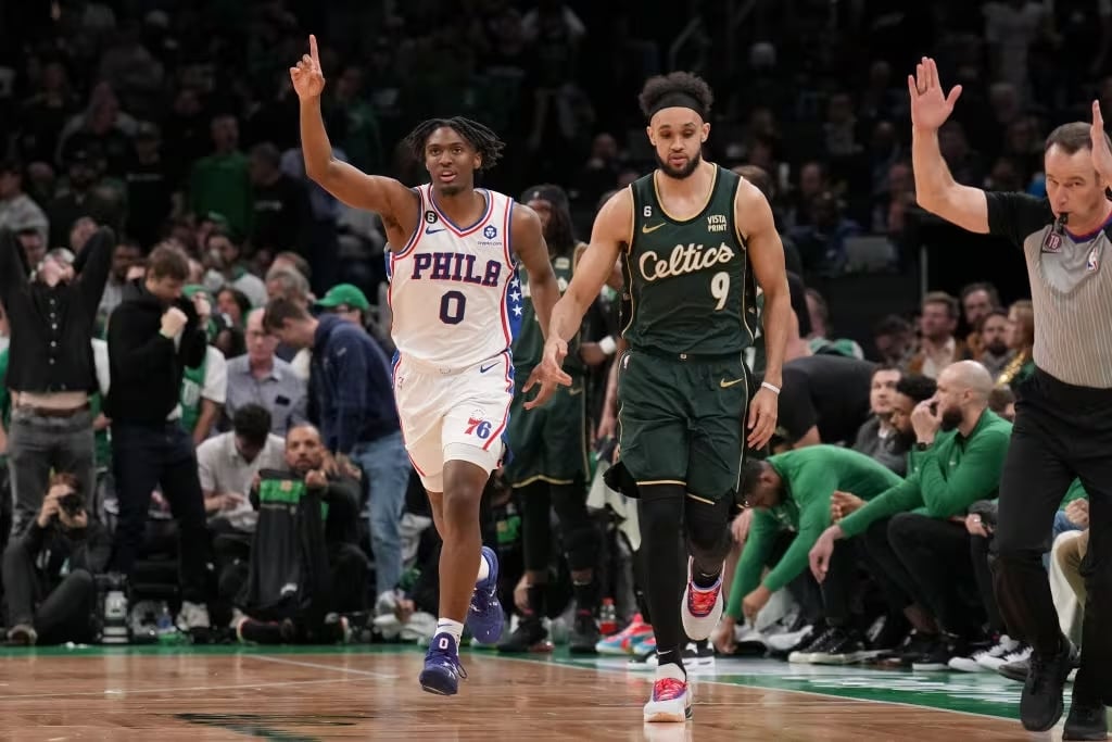 TYRESE MAXEY DE LOS SIXERS A LA IZQUIERDA, Y DERRICK WHITE DE LOS CELTICS A LA DERECHA