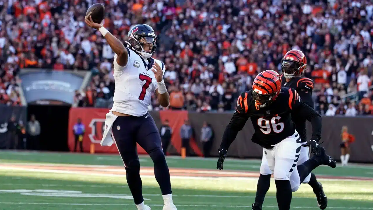 CJ STROUD, MARISCAL DE CAMPO DE LOS TEXANS, HACE UN LANZAMIENTO EN EL TRIUNFO ANTE LOS BENGALS