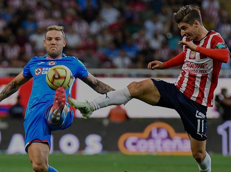 CARLOS ROTONDI DEL CRUZ AZUL E ISAAC BRIZUELA SE DISPUTAN UN BALÓN EN UN JUEGO PREVIO ENTRE CRUZ AZUL Y CHIVAS