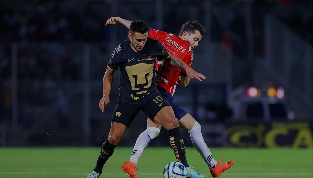 JUGADORES DE PUMAS Y CHIVAS SE COMPITEN UN BALÓN EN UN PARTIDO DEL PASADO