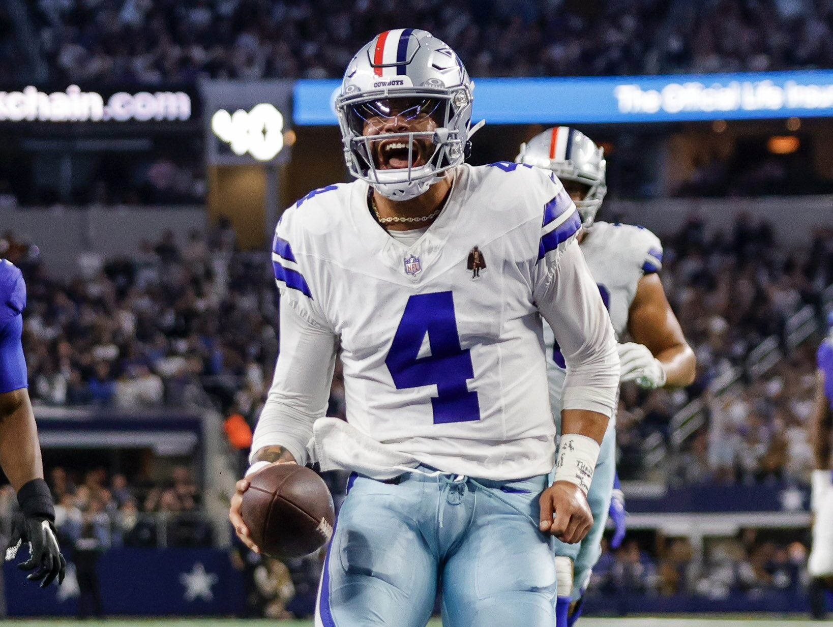 DAK PRESCOTT CELEBRA SU ANOTACIÓN POR TIERRA ANTE LOS GIANTS