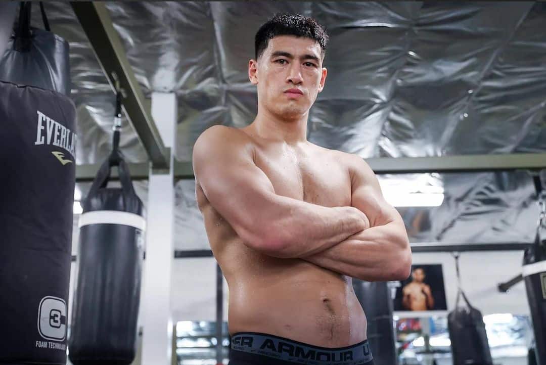 DMITRY BIVOL POSA PARA LA FOTO LUEGO DE UN ENTRENAMIENTO