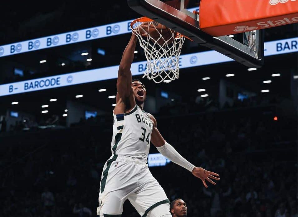GIANNIS ANTETOKOUNMPO DE LOS BUCKS HACE UNA CLAVADA CON LOS BUCKS