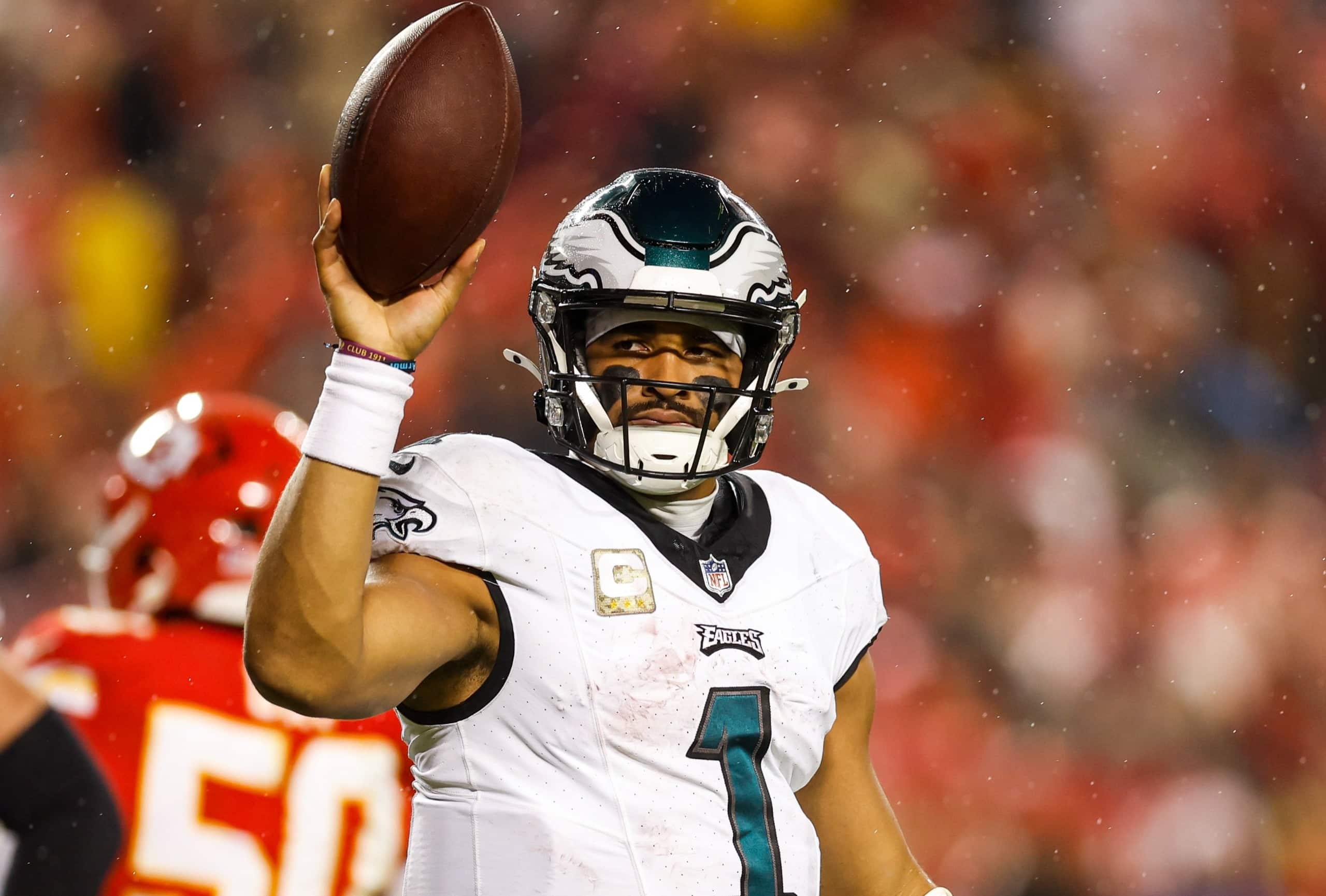 JALEN HURTS, MARISCAL DE CAMPO DE LOS EAGLES, SOSTIENE EL OVOIDE