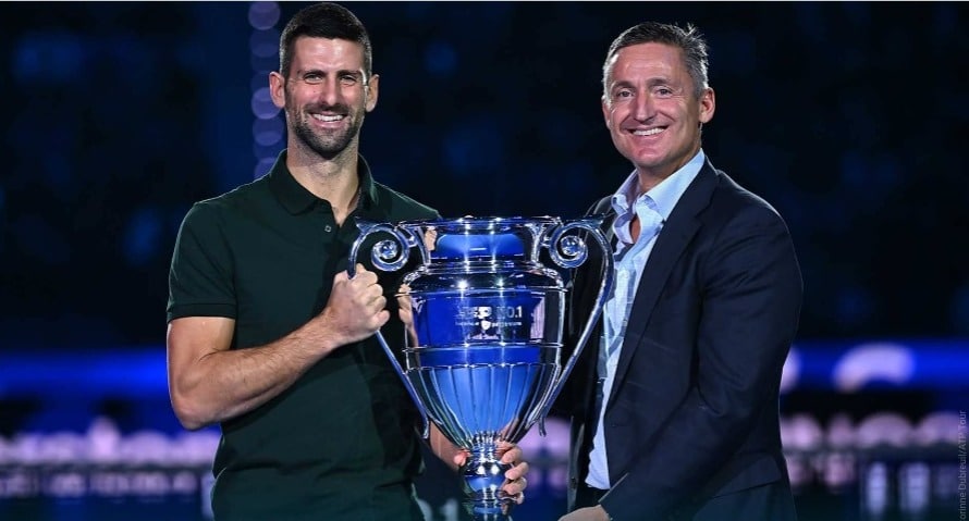 NOVAK DJOKOVIC RECIBE EL TROFEO QUE LO RECONOCE COMO EL MEJOR TENISTA DEL MUNDO