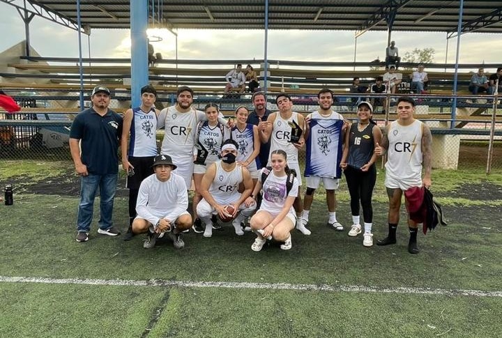 EQUIPO CAMPEÓN DEL ÁGUILAS UAS BOWL 2023 POSA PARA LA FOTO