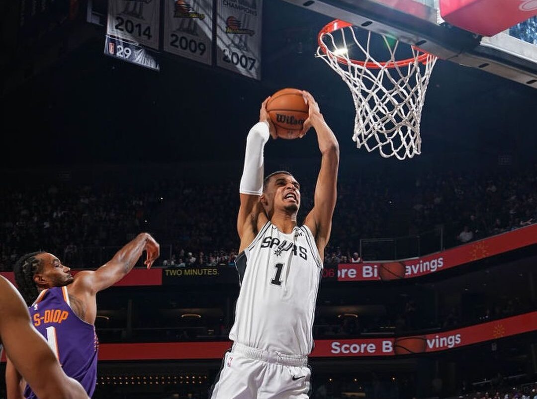 VÍCTOR WEMBANYAMA HACE UNA CLAVA EN JUEGO ENTRE LOS SPURS Y LOS SUNS