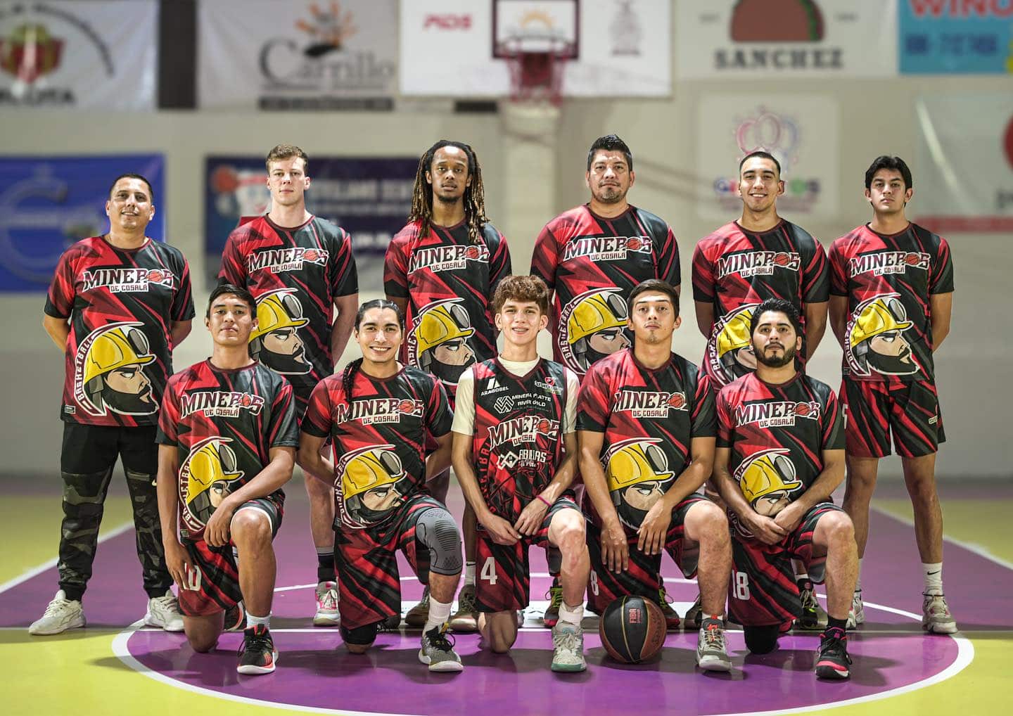 EL EQUIPO DE MINEROS DE COSALÁ , POSA PARA LA FOTO, LUEGO DE CLASIFICAR A PLAYOFFS