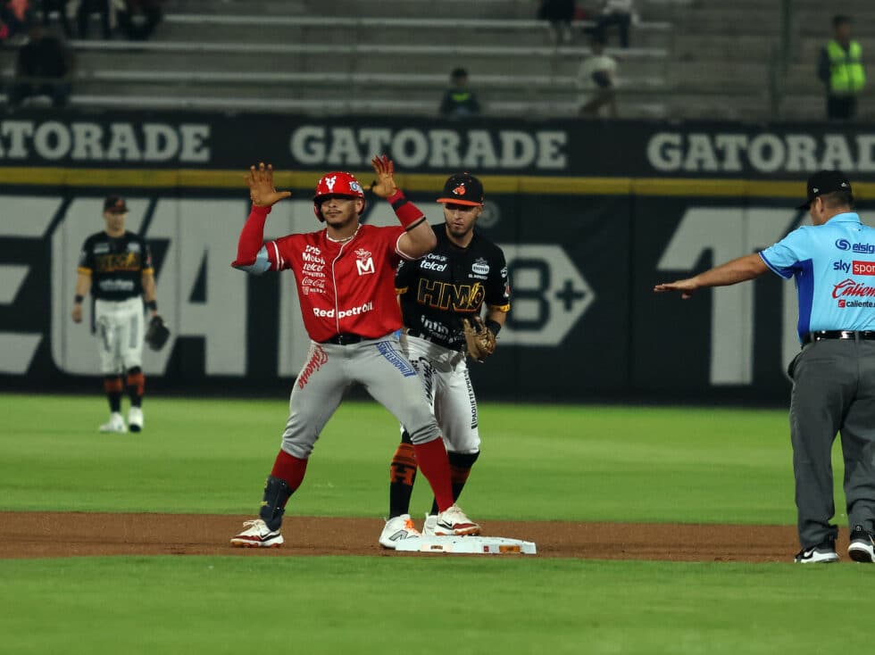 GUSTAVO CAMPERO FESTEJA SU DOBLETE
