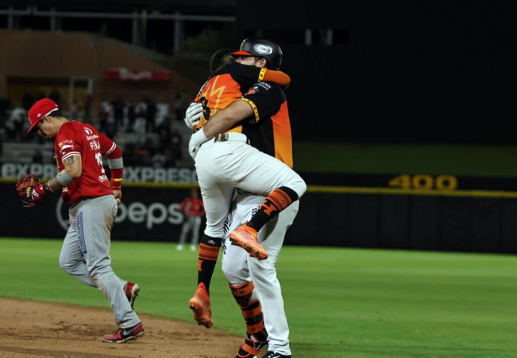 JOSÉ. CARDONA CELEBRA EL TRIUNFO CON ROBERTO RAMOS