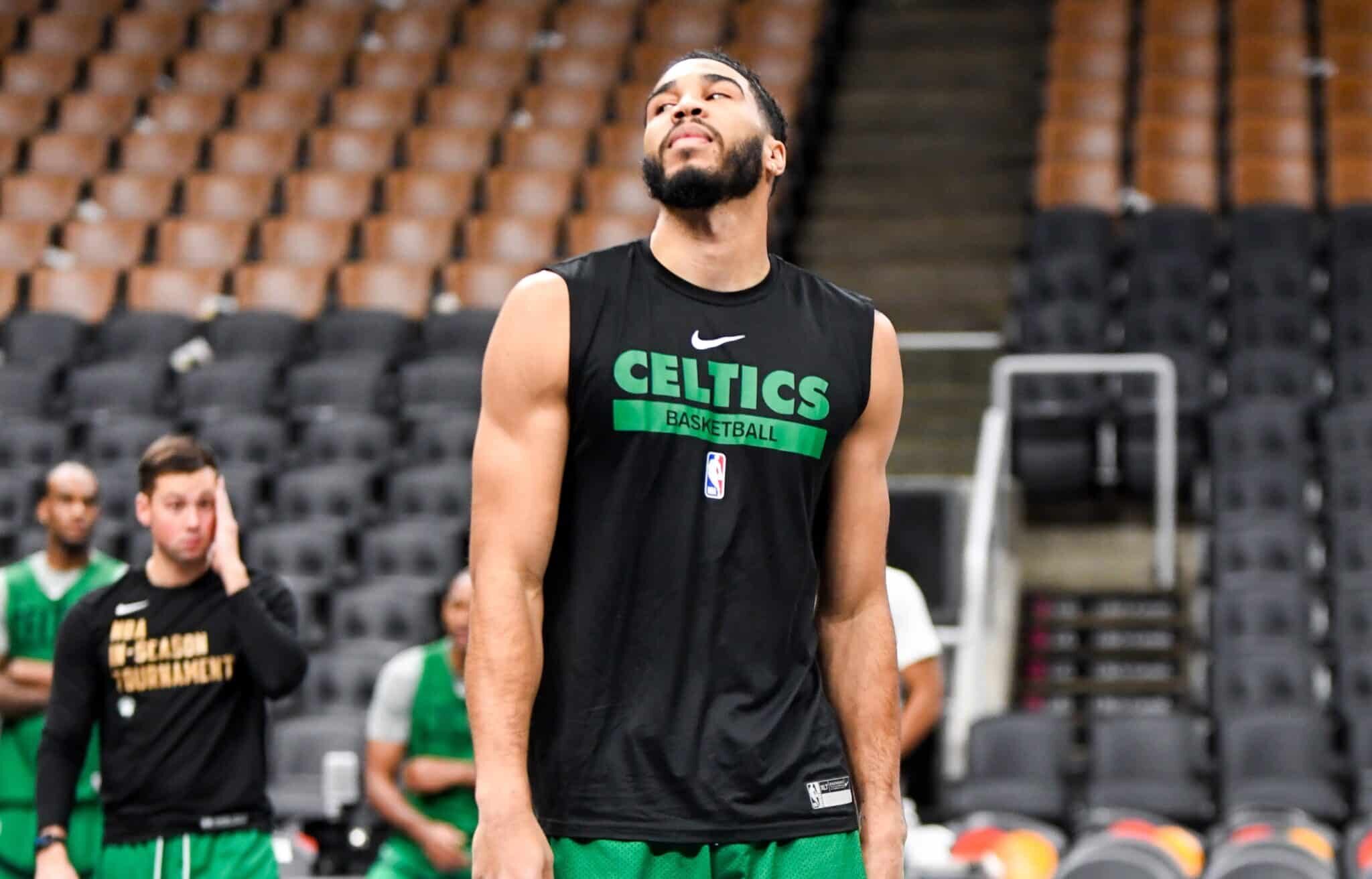 JAYSON TATUM DE LOS CELTICS DURANTE UN CALENTAMIENTO