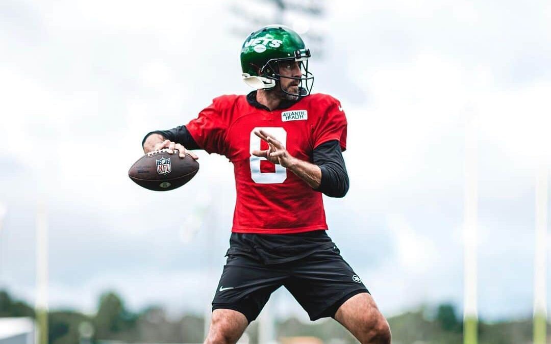 AARON RODGERS LANZANDO EN UN ENTRENAMIENTO CON LOS NEW YORK JETS