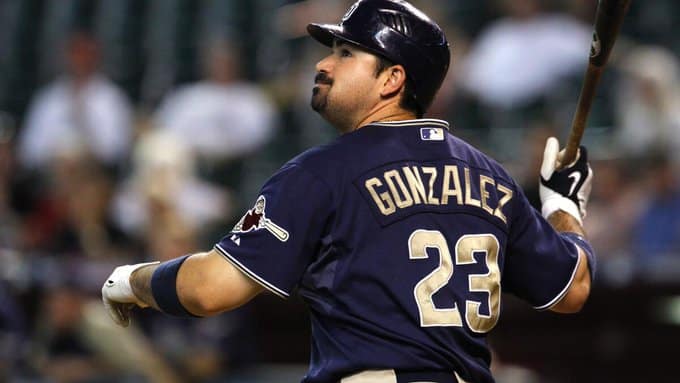 ADRIÁN GONZÁLEZ, EX PELOTERO DE GRANDES LIGAS MEXICANO, LUEGO DE CONECTAR UN BATAZO