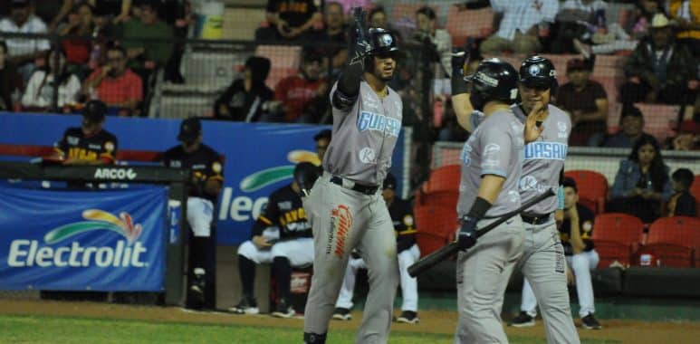 ALGODONEROS DE GUASAVE FESTEJAN CARRERA