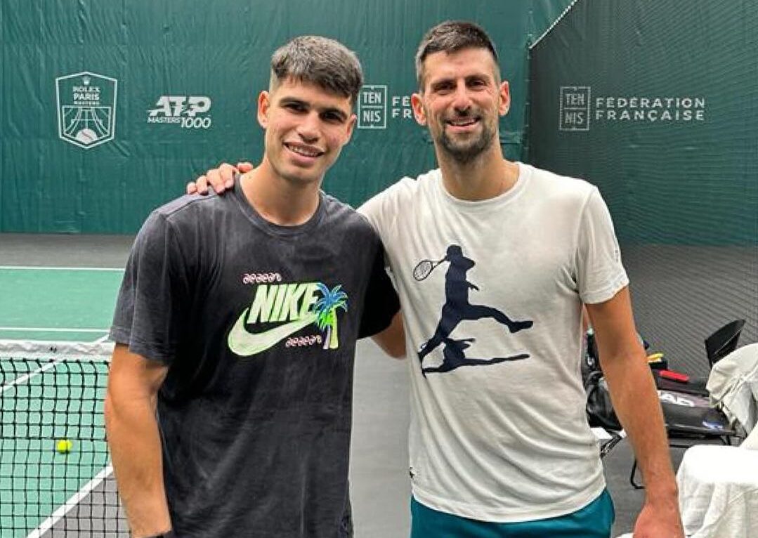 CARLOS ALCARAZ A LA IZQUIERDA Y NOVAK DJOKOVIC A LA DERECHA