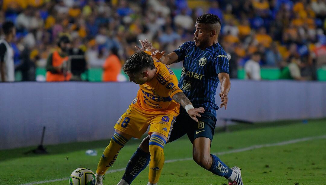 JUGADORES DE TIGRES Y DEL AMÉRICA SE DISPUTAN UN BALÓN EN UN PARTIDO PREVIO
