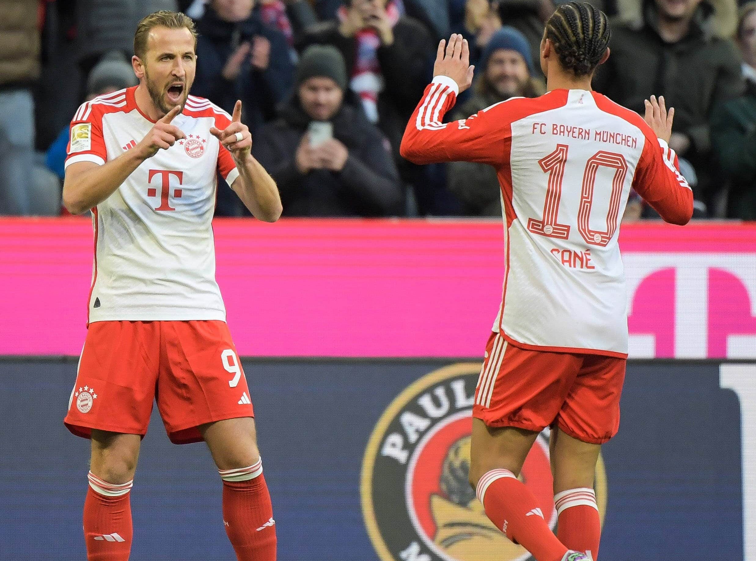 Kane festejando su anotación con Sané