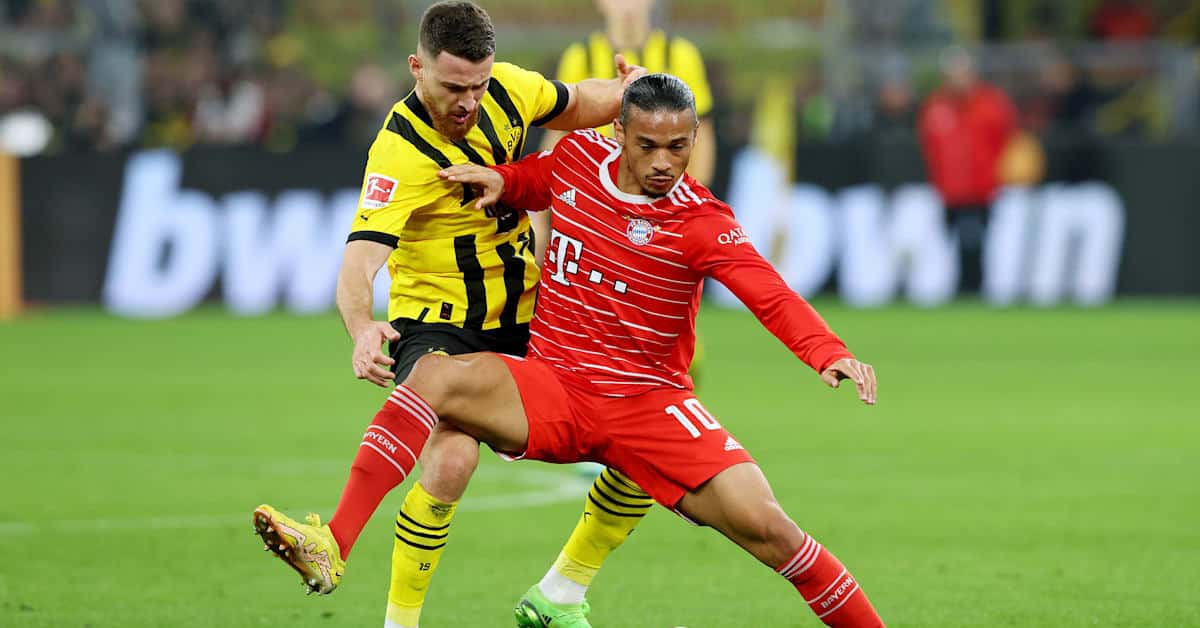 Sané forcejeando con un defensa por el balón