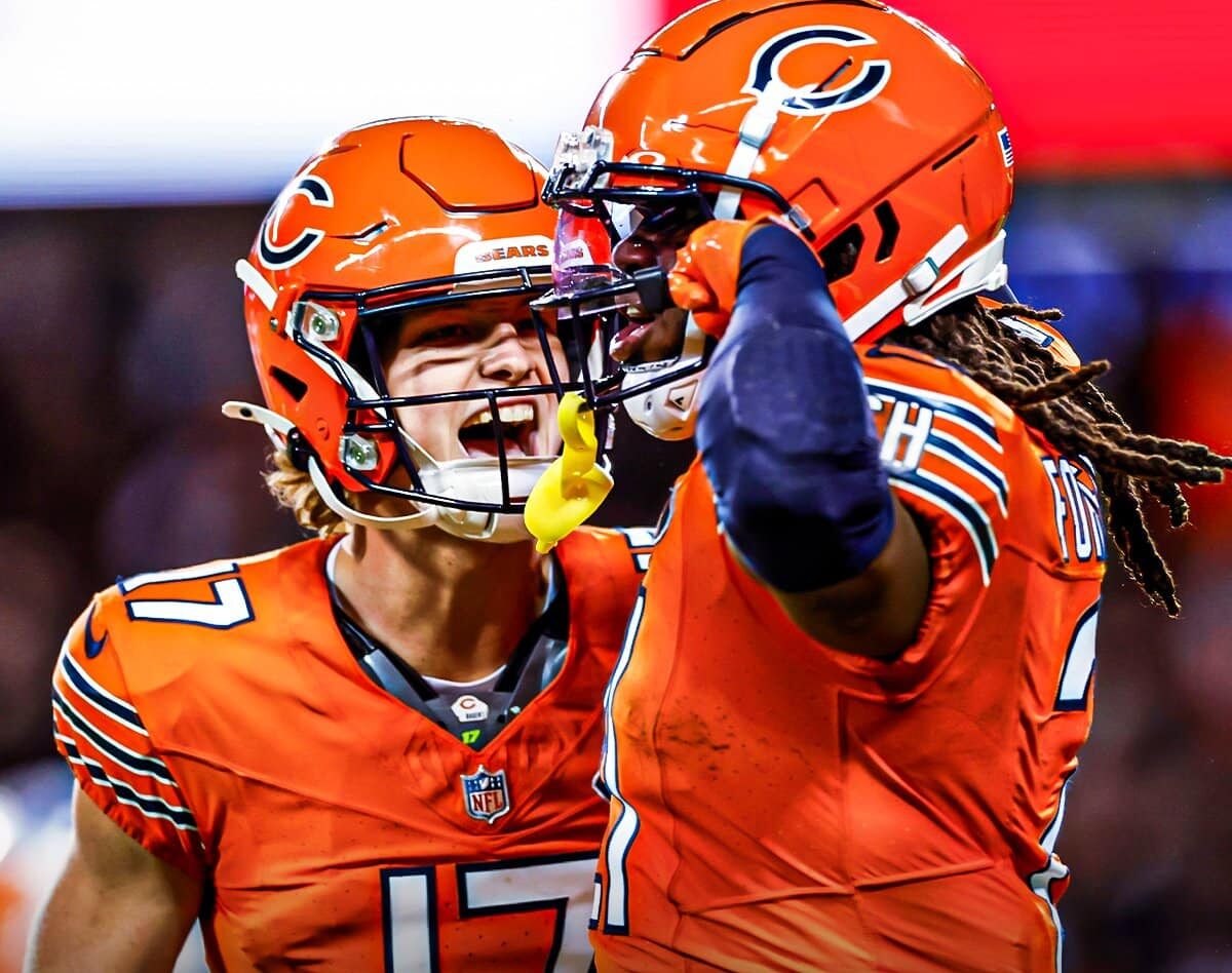 TYSON BAGEN Y D’ONTA FOREMAN FESTEJAN UNA ANOTACIÓN DE CHICAGO ANTE CAROLINA