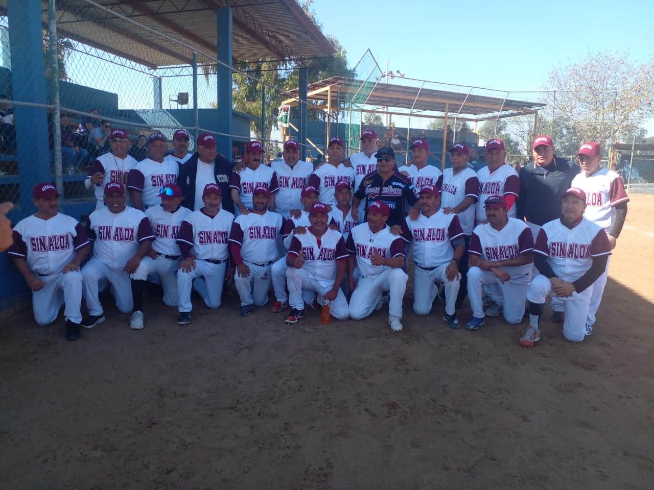 LA SELECCIÓN DE SINALOA CATEGORÍA 50 AÑOS POSA PARA LA FOTO TRAS EL TRIUNFO EN EL NACIONAL DE BEISBOL