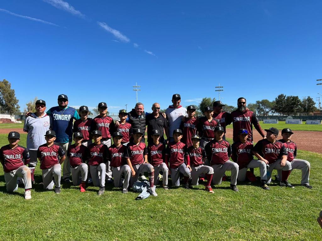 LA SELECCIÓN DE BEISBOL U11 POSA PARA LA FOTO