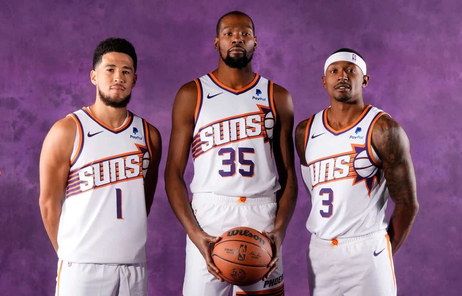 DE IZQUIERDA A DERECHA DEVIN BOOKER, KEVIN DURANT Y BRADLEY BEAL DE LOS SUNS POSAN PARA LA FOTO