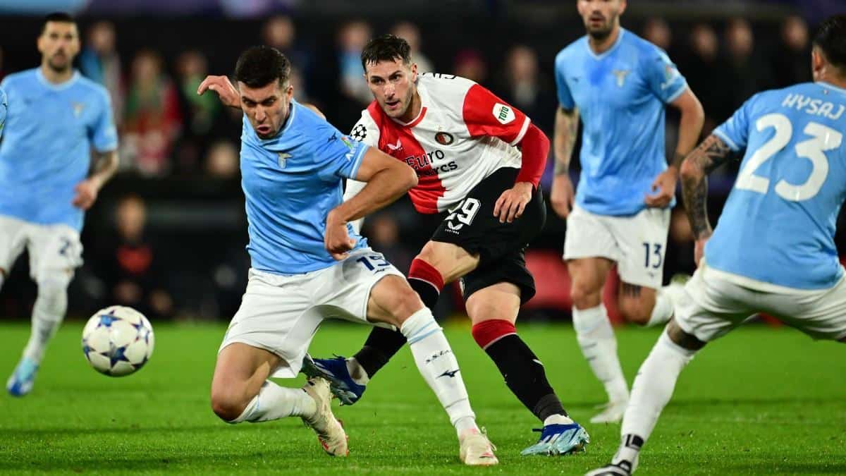 Giménez definiendo tras la cobertura del defensa