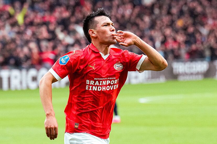 Lozano festejando un gol besándose los nudillos