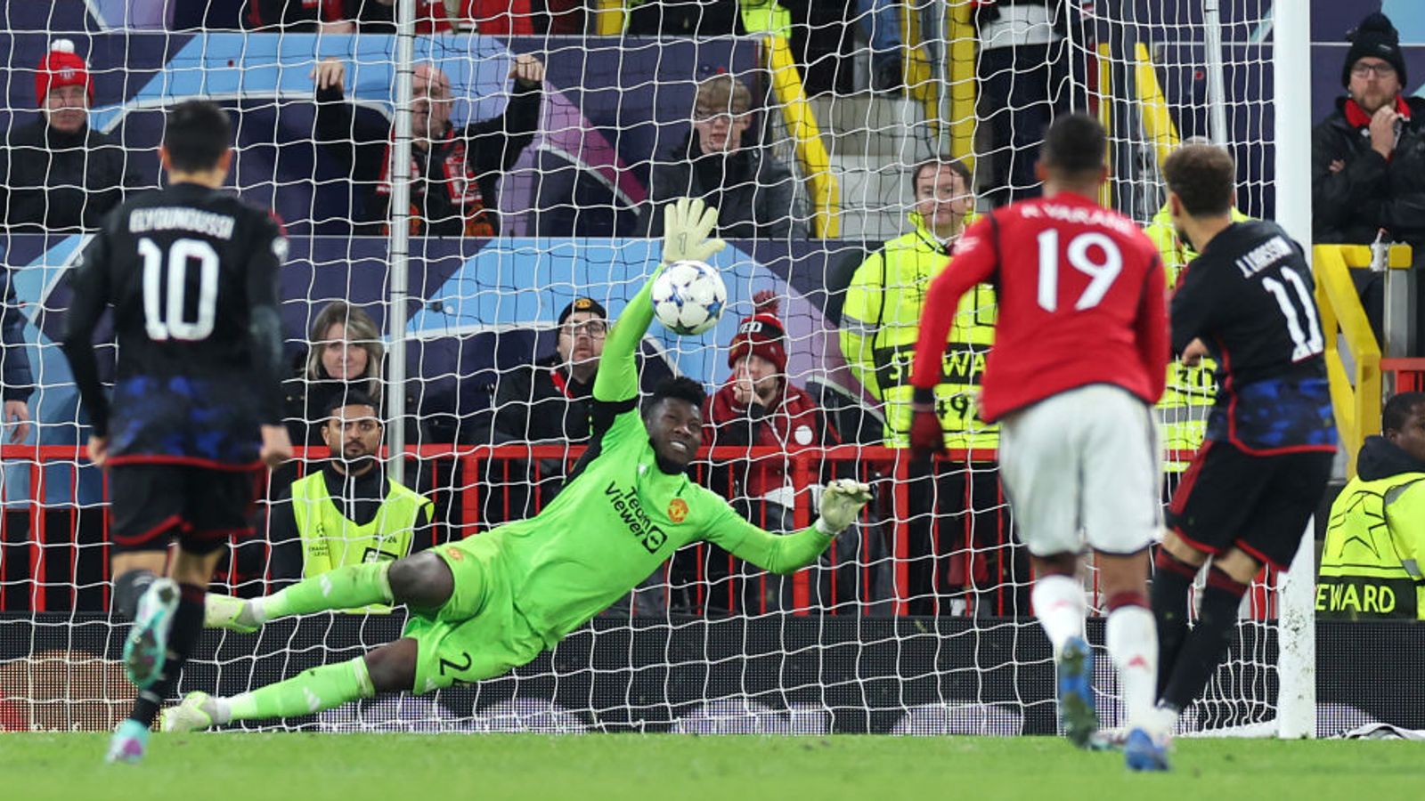 Onana atajando un penal