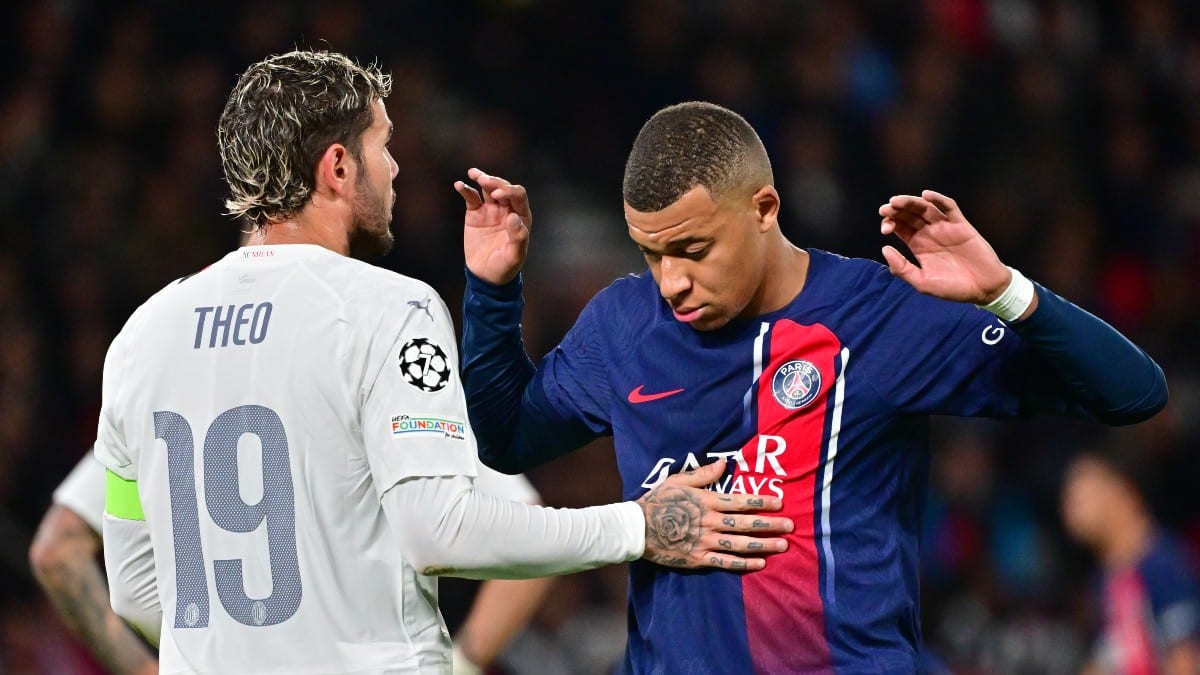 Theo con la mano en el abdomen de Mbappé