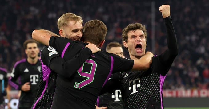Müller junto a sus compañeros festejando el gol de Kane