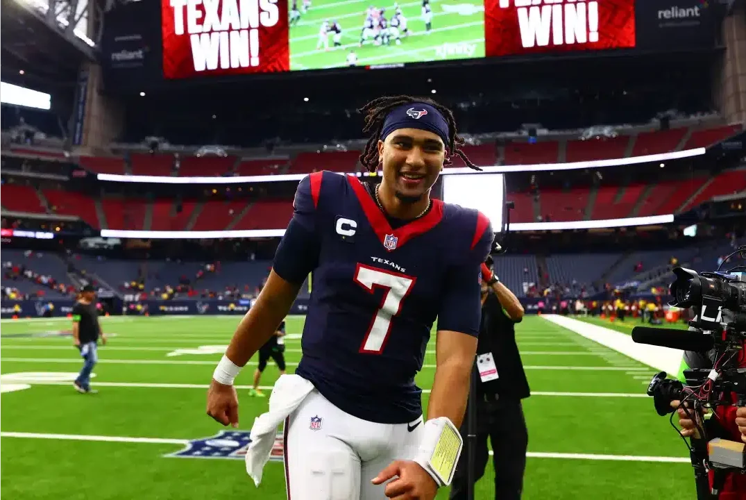 CJ STROUD, MARISCAL DE CAMPO DE LOS TEXANS, SONRÍE LUEGO DEL TRIUNFO SOBRE TAMPA BAY