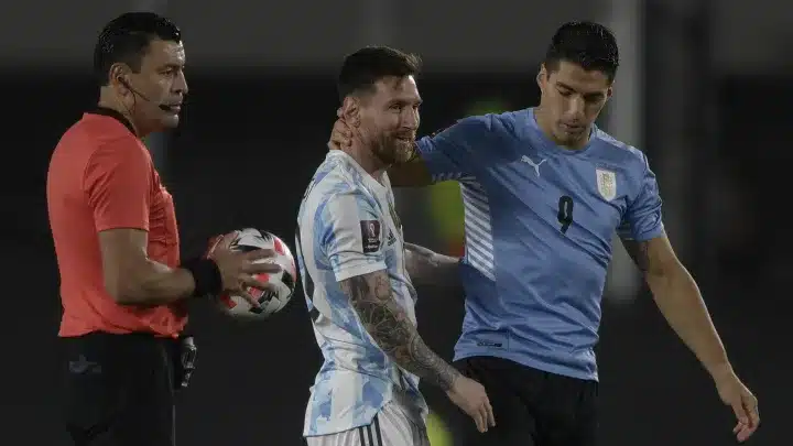 Luis Suarez junto a Messi