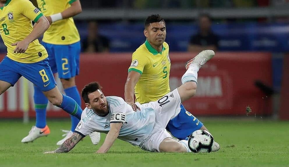 Casemiro derribando a Messi