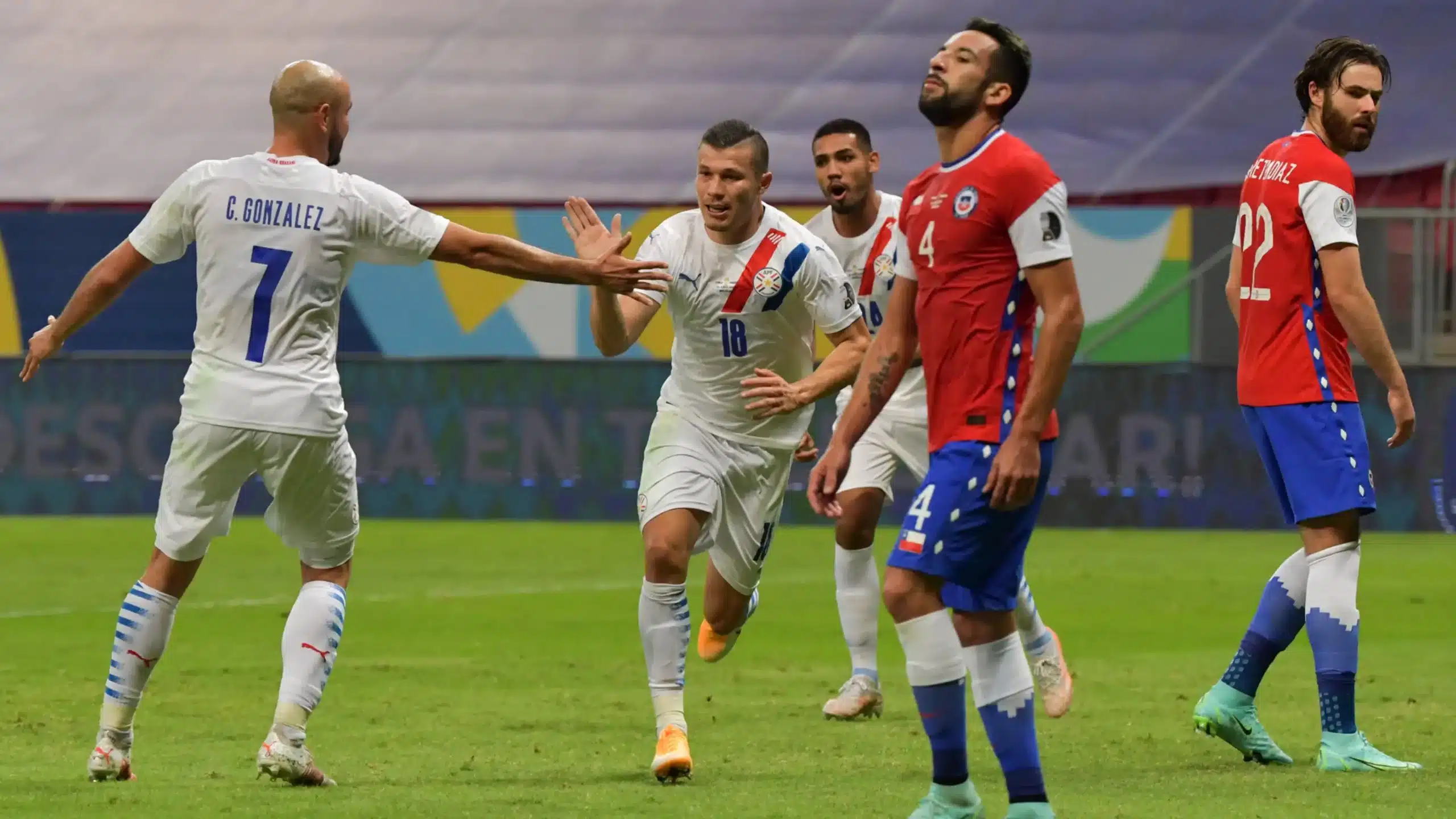 JUGADORES DE LA SELECCIÓN DE PARAGUAY CELEBRAN UNA ANOTACIÓN