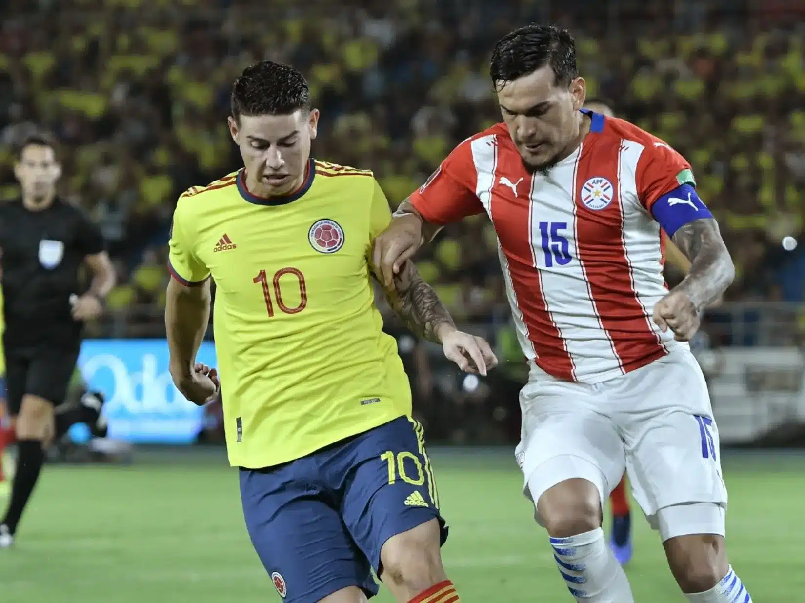 James forcejeando con un defensor