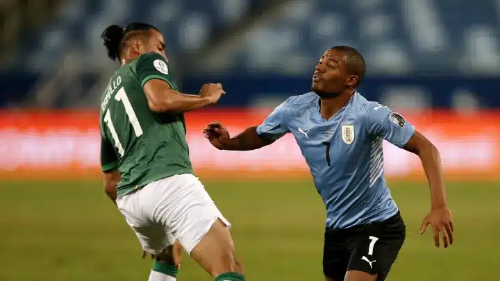 De la Cruz encarando a defensor boliviano