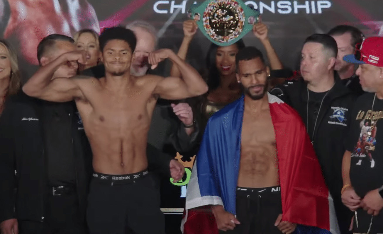 SHAKUR STEVENSON A LA IZQUIERDA, Y EDWIN DE LOS SANTOS A LA DERECHA, POSAN PARA LA FOTO LUEGO DEL PESAJE