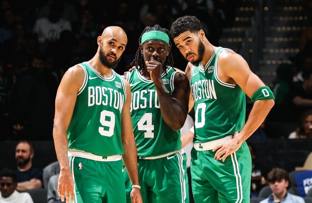 JUGADORES DE LOS CELTICS PLATICAN EN LA CANCHA DURANTE UN PARTIDO