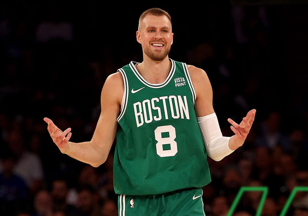 KRISTAPS PORZINGIS CELEBRA DURANTE UN TRIUNFO DE LOS BOSTON CELTICS EN LA NBA