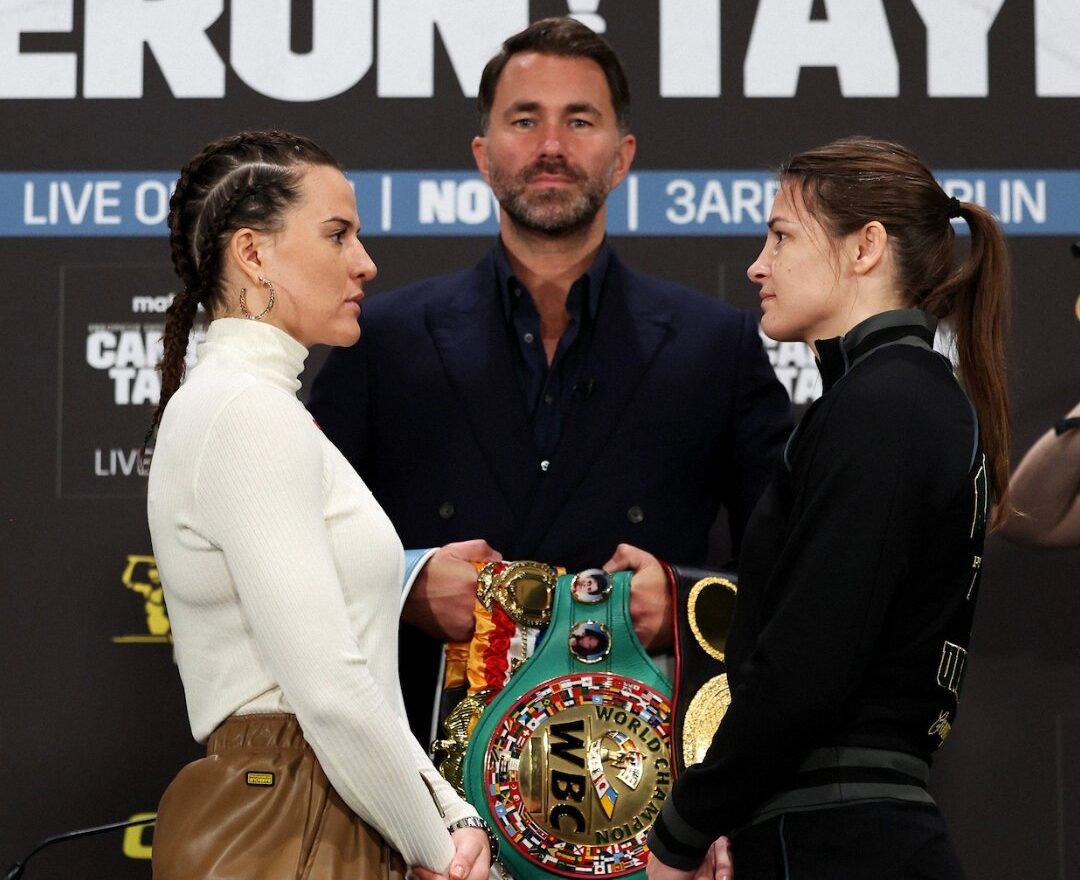 CHANTELLE CAMERON A LA IZQUIERDA, Y KATIE TAYLOR A LA DERECHA, CARA A CARA LUEGO DE LA CONFERENCIA DE PRENSA