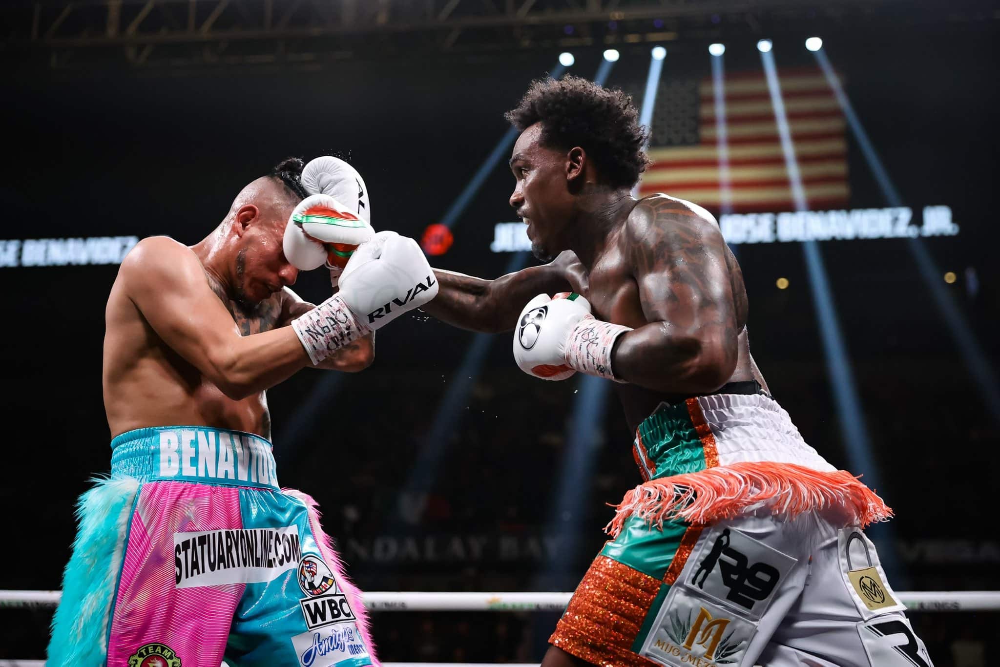 JERMALL CHARLO CONECTA UN GOLPE ANTE JOSÉ BENAVÍDEZ JR