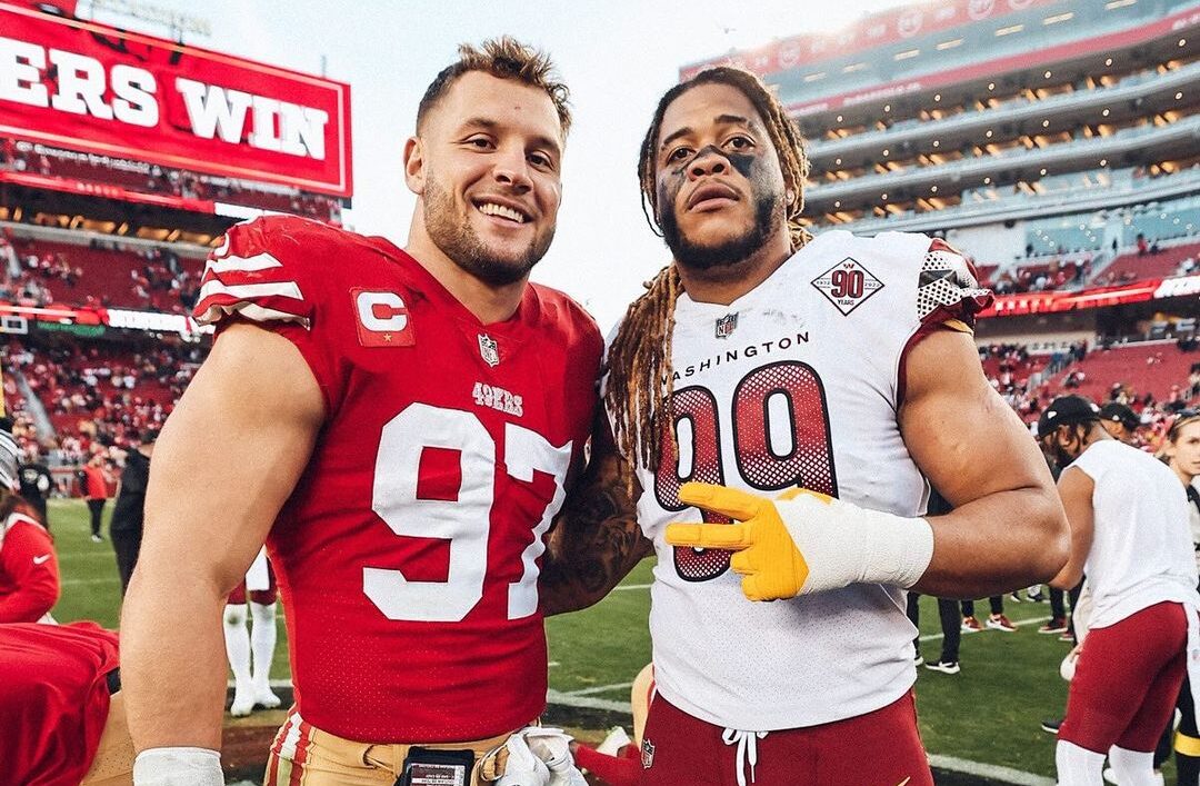 NICK BOSA DE LOS 49ERS A LA IZQUIERDA Y CHASE YOUNG DE LOS COMMANDERS A LA DERECHA