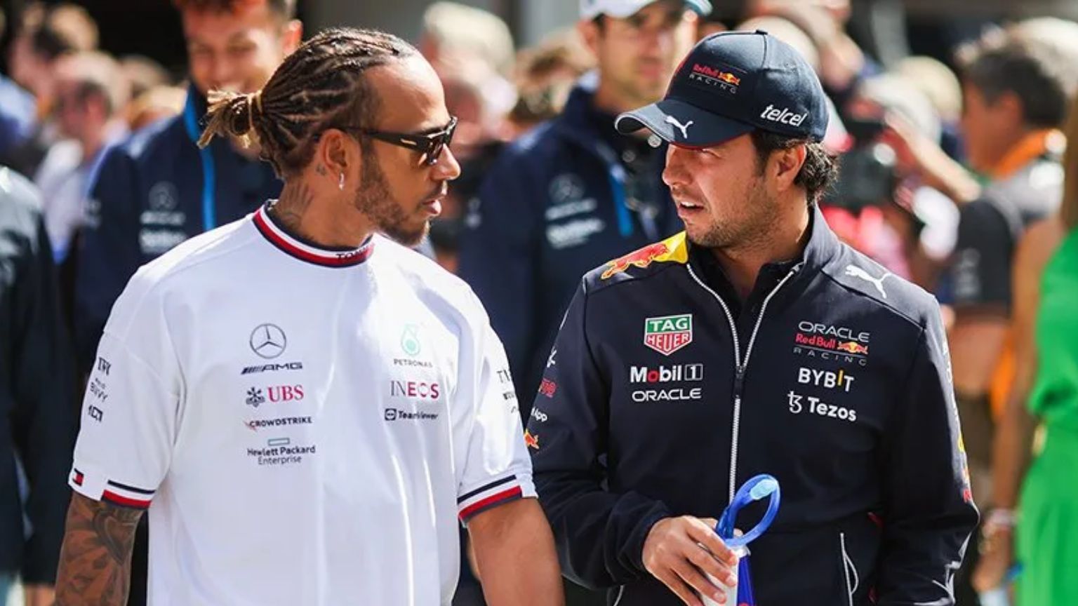 LEWIS HAMILTON DE MERCEDES Y SERGIO PÉREZ DE RED BULL CONVERSAN PREVIO A UNA CARRERA DE FÓRMULA 1