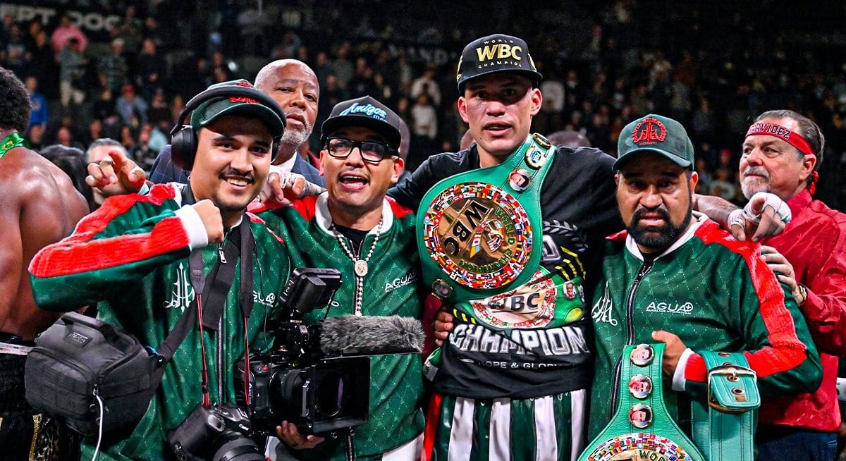 DAVID BENAVÍDEZ POSA PARA LA FOTO CON SU EQUIPO TRAS LA VICTORIA ANTE DEMETRIUS ANDRADE